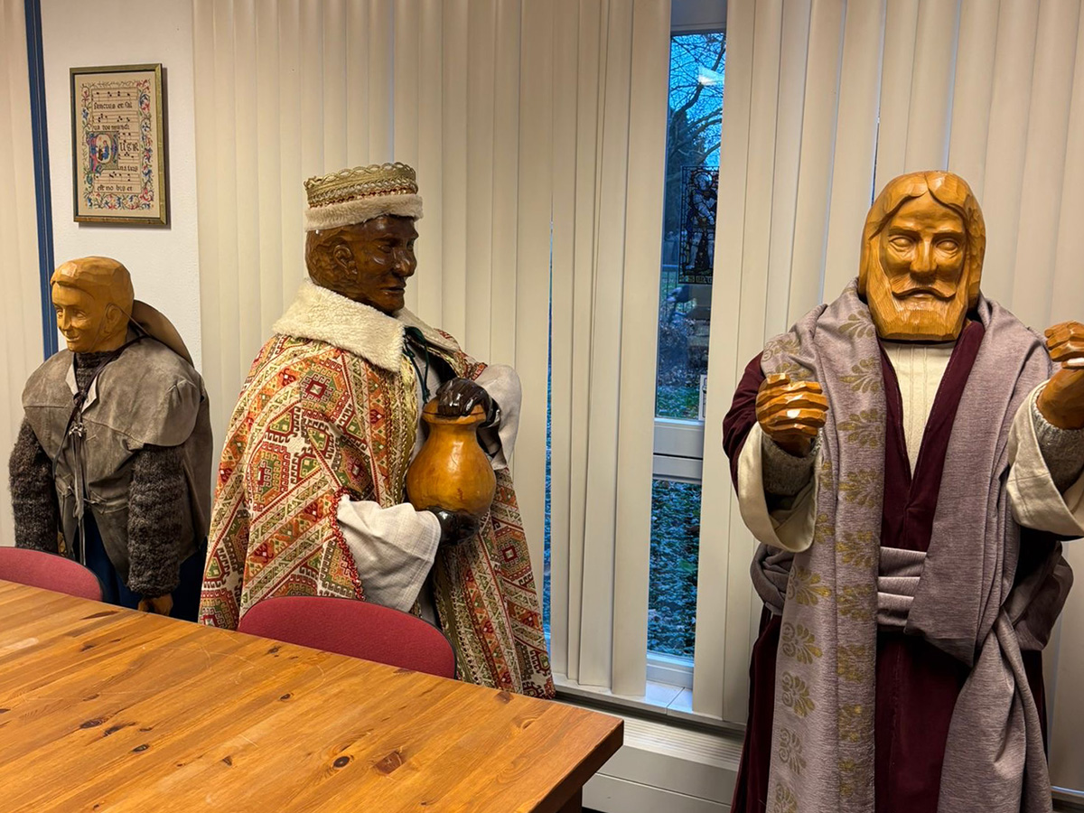 Twee koningen en een herder is aangekleed.