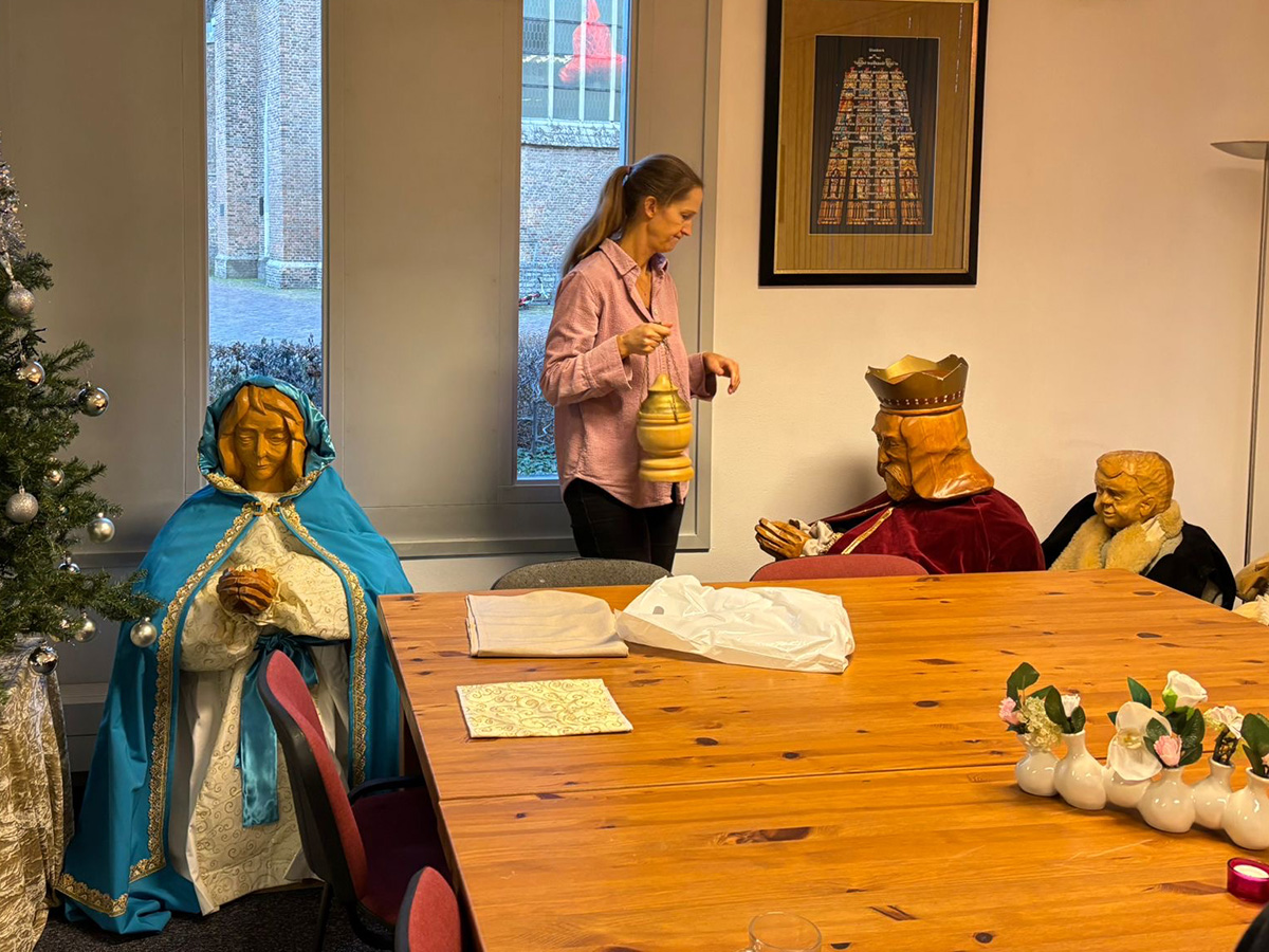 Liesbeth van de kledinggroep zoekt de attributen van de koningen uit.