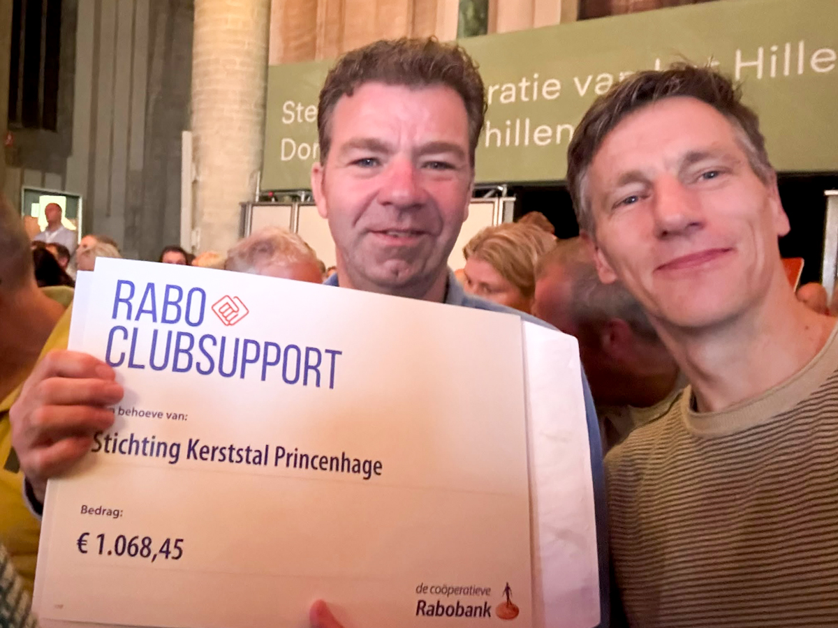 Bestuursleden Ruud en Wim tijdens de uitreiking van de Rabo ClubSupport cheques.